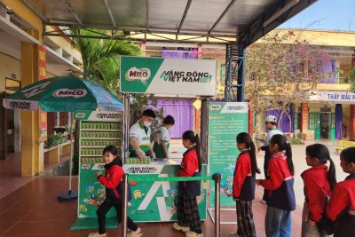 Công ty TNHH Nestlé Việt Nam tặng sữa cho các em học sinh Trường Tiểu học Hải Hòa