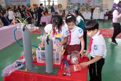 ​ GD&TĐ – Giáo dục STEM tạo ra sân chơi bổ ích “Học bằng chơi, chơi mà học” để học sinh có cơ hội được trải nghiệm, đem lại cho thầy trò niềm thích thú.    ​